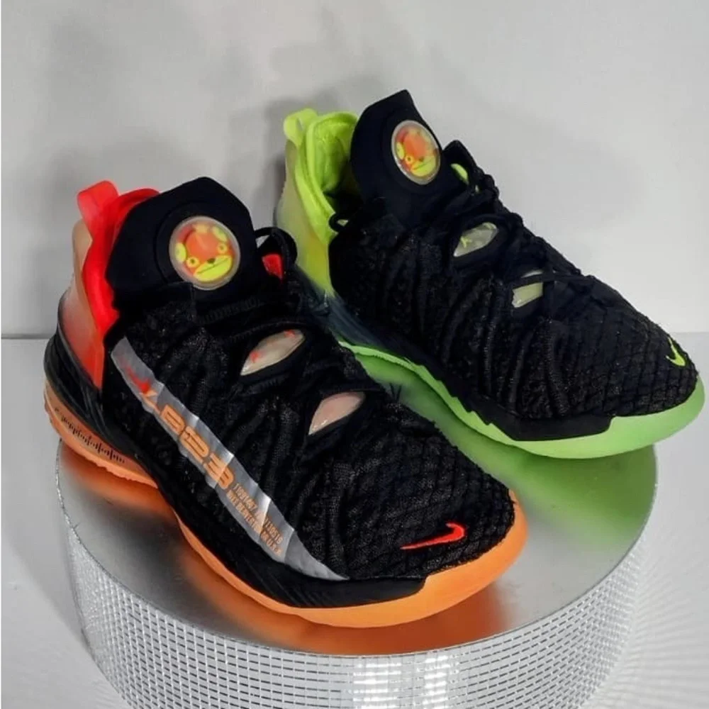 Nike Black and Neon Nike sneakers size 5.5 Y pre owned good condition